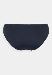 Granatowe majtki bikini o gładkiej fakturze, średnim stanie, bez widocznych wzorów czy dodatków. Szwy wzdłuż krawędzi.