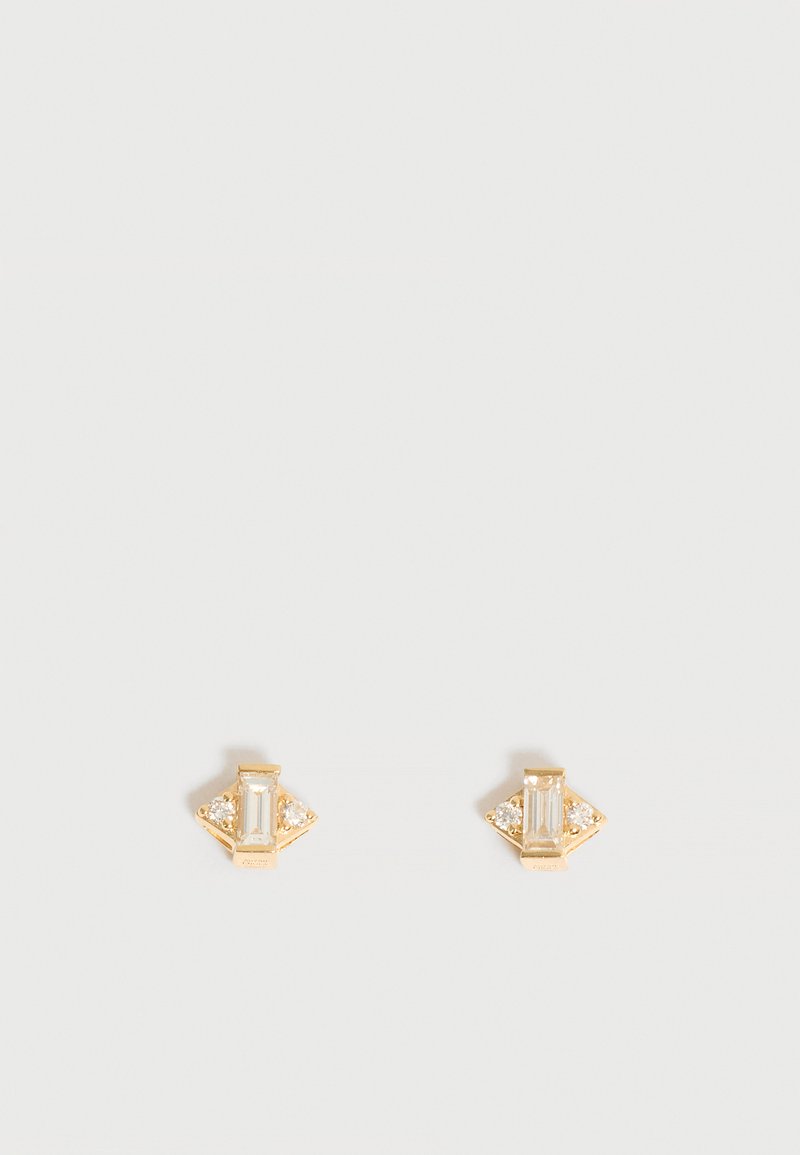 Boucles d'oreilles puces en or avec un centre en pierre précieuse claire rectangulaire, flanquée de deux petites pierres précieuses rondes claires de chaque côté.
