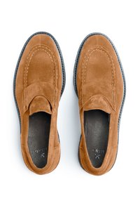 Brune ruskinds loafers med mokkasin-design, syet detaljer, sort gummisål og åben hæl. Indersiden har glat sort materiale.