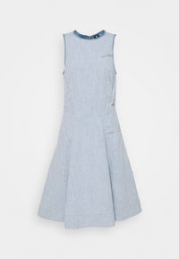 Ljusblå utan ärmar klänning i texturerad tyg, med ett figurnära liv och utsvängd kjol. Inkluderar en liten bröstficka och varumärkesetikett.