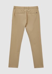 Pantaloni beige con taglio dritto, vita elastica e due tasche posteriori con dettagli di cucitura discreti. Tessuto liscio e leggero.