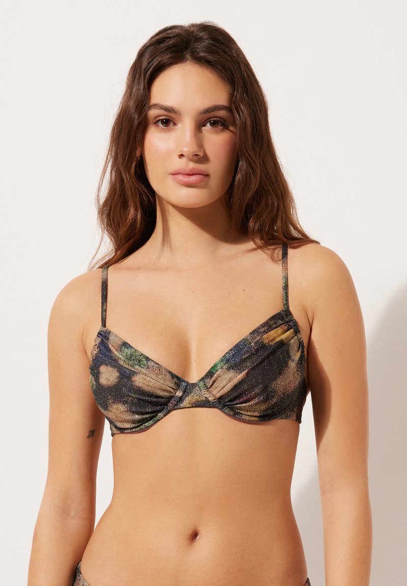 Trykt bikini-top med sort bund og multicolor abstrakte mønstre, blød tekstur og tynde justerbare stropper.