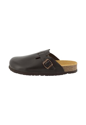 Zoccolo in pelle nera con punta chiusa, slip-on con cinturino regolabile e suola con plantare in sughero, visto di lato.