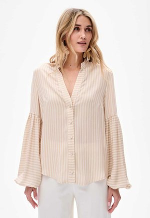 Gestreifte lange Bluse in zartem Pfirsich und Creme, mit lockerer Passform, Knopfleiste und gerafften Glockenärmeln. Sanfte Textur des Stoffes.