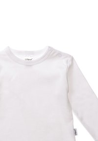 Weißes Langarmhemd aus weicher Baumwolle. Mit einem runden Halsausschnitt und zwei Druckknöpfen an einer Schulter. Markenlabel sichtbar.