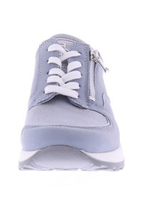 Helle blaue Sneaker aus Wildleder und Mesh mit Schnürung vorne, seitlichem Reißverschluss und einer strukturierten Gummisohle für optimalen Halt.