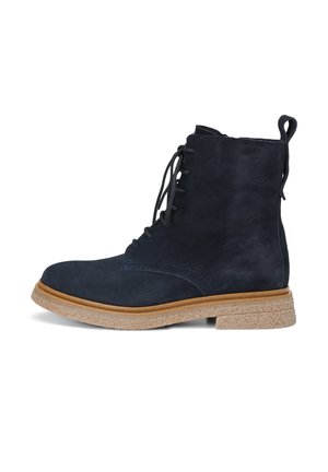 Bottine montante en daim bleu marine à lacets, avec une semelle en caoutchouc brun clair et une languette à l'arrière, présentée de profil à gauche.