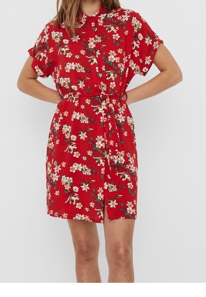 Robe fleurie rouge à manches courtes, col chemise, taille cintrée et ourlet longueur genou. Présente des motifs de fleurs roses et blanches avec des accents verts.