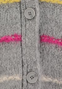 Grau gestrickte Strickjacke mit rosa und gelben Streifen. Enthält zwei graue Knöpfe und eine strukturierte Oberfläche. Weiches Wollmischmaterial.