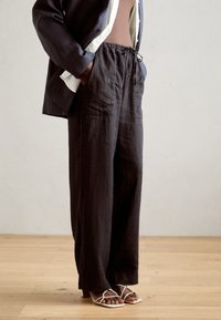 Marc O'Polo - PANTS JOGGER STYLE STRAIGHT LEG MEDIUM WAIST DRWASTRING - Trousers - black Thumbnail Image 1