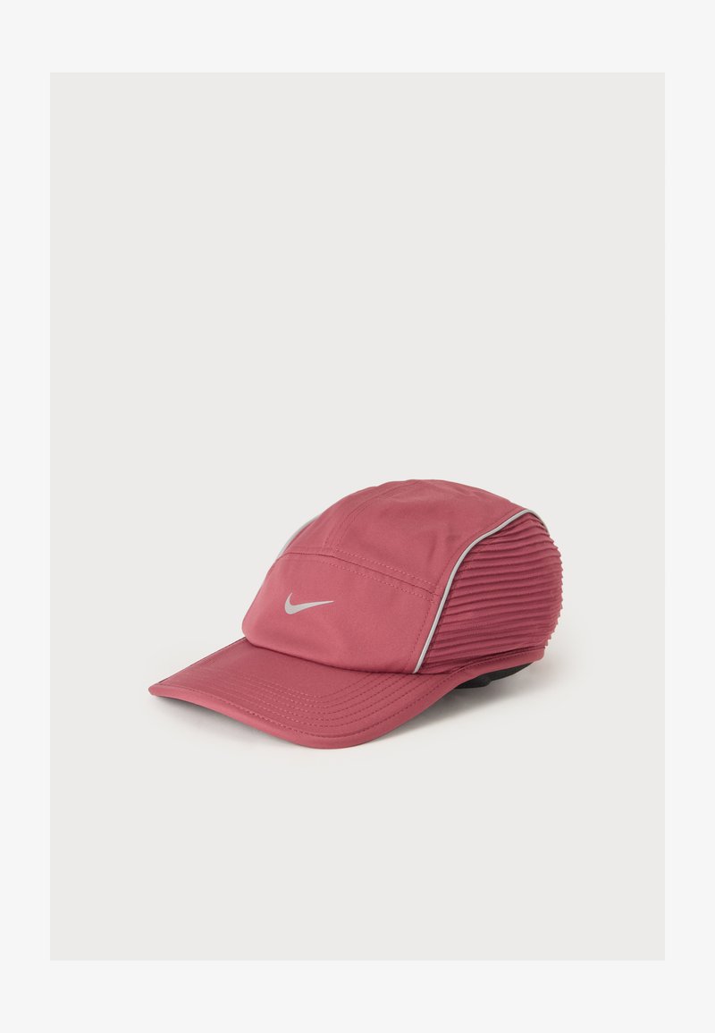 Розова спортна шапка Nike с извита козирка и бяло лого swoosh, с ребристи панели и бели кантове отстрани.