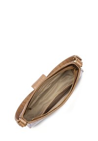Borsa a tracolla marrone con motivo coccodrillo e un interno liscio di colore marrone chiaro. Dotata di chiusura con zip e due scomparti per l'organizzazione.