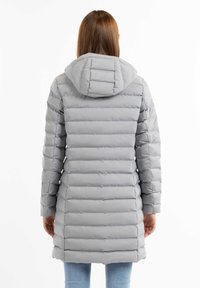 Grå pufferjakke med hætte, der har lodret quiltede sektioner og en mid-længde design. Glat, skinnende tekstur med lange ærmer.