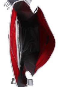 Borsa a messenger grigia con interno rosso, dotata di un compartimento principale e di una tasca laterale con zip per l'organizzazione. Texture liscia e design robusto.