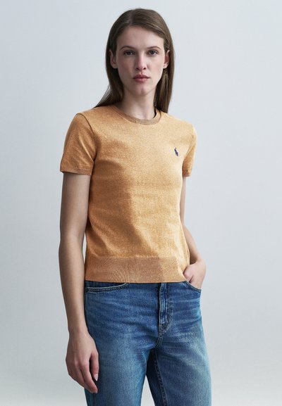 Πλεκτό πορτοκαλί τοπ με κοντά μανίκια και στρογγυλή λαιμόκοψη, με μικρό μπλε λογότυπο στο αριστερό στήθος και ριμπ τελείωμα. Casual εφαρμογή.