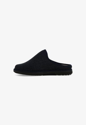 Scarpa nera slip-on realizzata in tessuto testurizzato con un motivo a spina di pesce, dotata di una suola in gomma flessibile per comfort e grip.