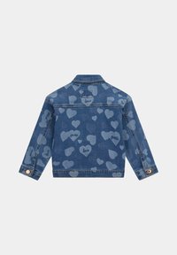 Denim jakna z motivom svetlo modrih srčkov ter besedama "guess" in "love". Vključuje klasičen ovratnik in kovinske gumbe.