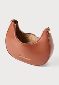 Pruun faux nahast käekott, millel on kõver kuju, ülemine lukuga sulgemine ja kuldse tooni detailid. Esifailil on "LOVE MOSCHINO" logo.