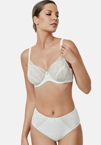 Witte kanten BH met beugel en verstelbare bandjes, met bloemmotieven en een gestructureerde band, gecombineerd met hoge taille slipjes met kanten rand.