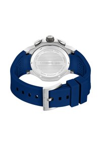 Orologio in acciaio inossidabile con cinturino in gomma blu. Cassa rotonda. Logo del marchio inciso sul cinturino. Impermeabile fino a 100 metri.