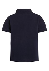 Mörkblå pikétröja med korta ärmar. Har en klassisk krage och ett strukturerat stickat tyg. Enkel, ren design utan dekorationer.