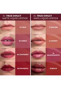 Otto tonalità di rossetti liquidi applicati sulle labbra: finiture matte e viniliche, con varie sfumature di rosa, rosso e marrone, accompagnate da nomi coordinati.