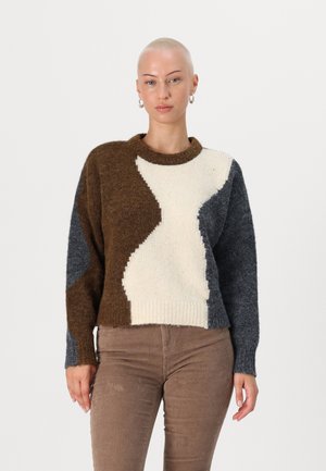 Pulover tricotat cu un design în blocuri de culori crem, maro și gri închis, cu guler rotund și tiv cu nervuri. Textură moale, cu o croială lejeră.