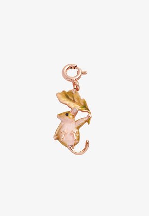 Der Charm aus roségold zeigt eine Maus, die ein grünes Blatt hält, verziert mit pinken und grünen Emaille-Akzenten. Kompaktes und verspieltes Design.