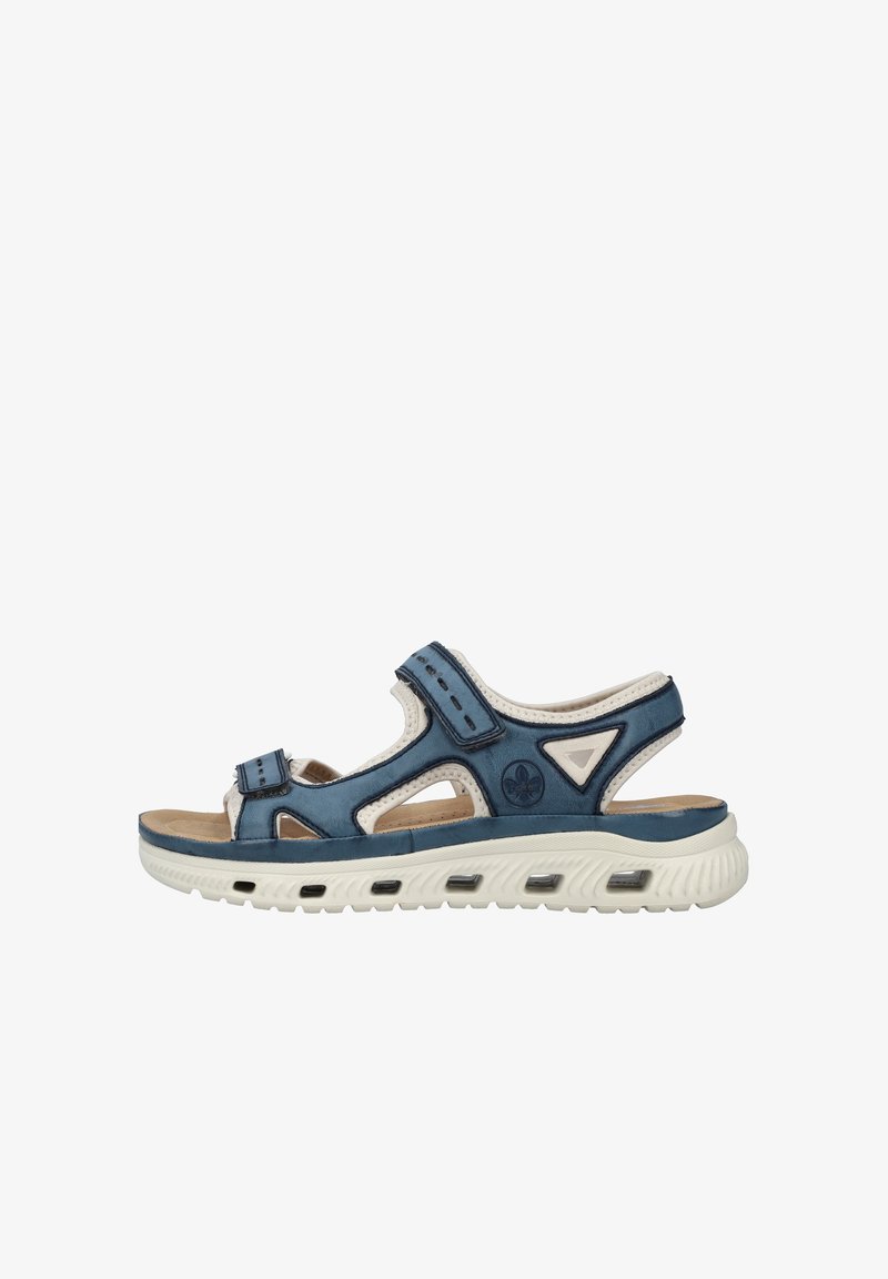 Blå syntetisk sandal med en vit texturerad sula, med justerbara remmar och utskärningsdesign. Inkluderar en logotyp på sidan och vaddering.