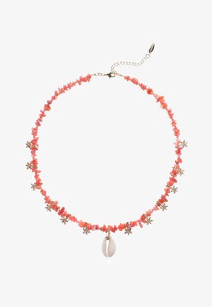 Collier en éclats de corail avec accessoires en or, agrémenté d'accents en forme d'étoile et d'un pendentif en coquillage. Chaîne réglable pour personnaliser la longueur.