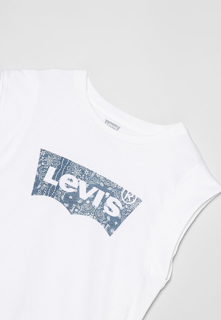 Weißes Baumwoll-T-Shirt mit einem Logo-Graphic in blauer Jeans-Optik und dem Text "Levi's". Ärmelloses Design mit Rundhalsausschnitt.