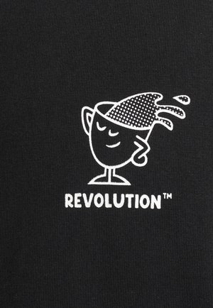 Zwarte stof met een witte afbeelding van een lachende beker met stippen die vloeistof morst, en het woord "REVOLUTION™" eronder.