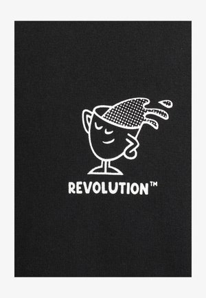 Zwarte stof met een witte afbeelding van een lachende beker met stippen die vloeistof morst, en het woord "REVOLUTION™" eronder.