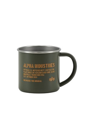 Grüner Metallbecher mit Griff, silbernem Rand und orangem Text mit der Aufschrift Alpha Industries und Informationen zum Auftragnehmer des US-Verteidigungsministeriums an der Seite.