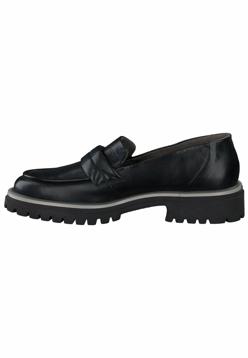 Mocassin en cuir noir avec semelle crantée épaisse et détail d'une bride pliée sur le dessus, incliné pour montrer le profil extérieur.