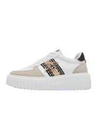 Baskets blanches avec une semelle blanche épaisse. Comprend un accent en suede beige, un détail tissé noir et une chaîne décorative avec un bijou.