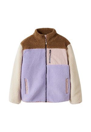 Veste en polaire avec le haut marron, manches crème, devant lavande, poche poitrine rose pâle avec fermeture éclair et deux poches avant lavande.
