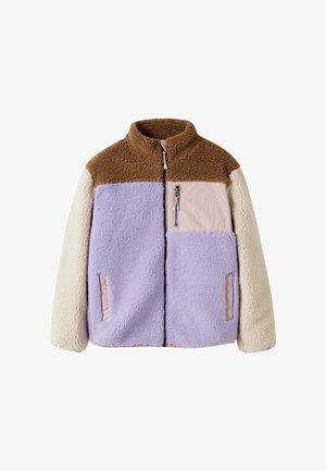 Fleecejakke med brun overdel, cremefarvede ærmer, lavendel foran, lyserød brystlomme med lynlås og to lavendelfarvede forlommer.