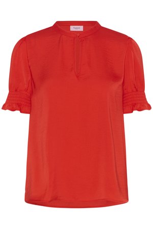 Piros, rövid ujjú blúz álló gallérral, kulcslyuk kivágással és fodros ujjak végével. Könnyű, sima anyagból készült.