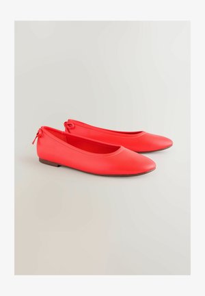 Raudoni lygūs batai iš lygaus sintetinio materialo. Turi apvalią nosį ir lygų pado dizainą su maža kaspinėlio detalė gale.