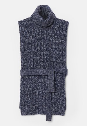 Gilet en maille à col roulé de couleur bleu foncé avec une texture épaisse. Il dispose d'une ceinture à la taille et d'un motif côtelé. Manches ouvertes et aspect cocooning.