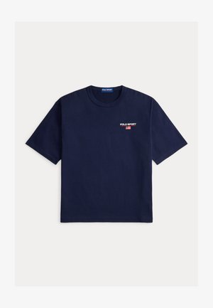 Tumši zila kokvilnas T-krekls ar īsām piedurknēm, kreisajā krūšu rajonā ar baltu un sarkanu "POLO SPORT" logotipu. Klasisks apaļš kakla izgriezums.