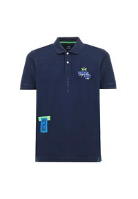 Polo shirt blu navy con colletto, bottoni, testo "Buenos Aires", logo verde e blu sul petto e patch blu con il numero "2" vicino all'orlo.