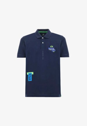 Polo bleu marine avec col, boutons, texte "Buenos Aires", logo vert et bleu sur la poitrine, et écusson bleu avec le numéro "2" près de l'ourlet.