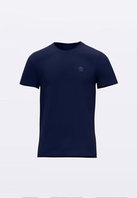 Temno modra bombažna majica z okrolim ovratnikom, kratkimi rokavi in majhnim, vtisnjenim logotipom na prsih. Gladek tekstura, preprost dizajn.