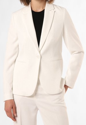 Blazer blanc à un bouton, avec revers crantés et deux poches avant, en tissu lisse. Portez-le par-dessus un top noir côtelé.