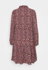 Robe à manches longues avec une jupe à volants en tissu rouge foncé recouvert d'un petit motif floral blanc, rose et orange, vue de dos.