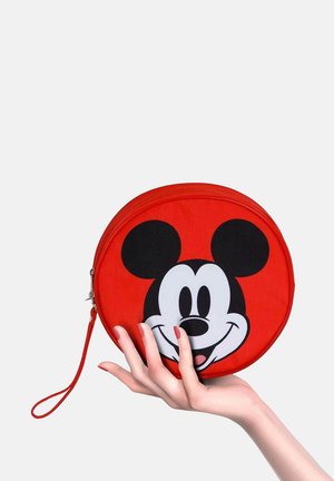 Roter runder Beutel mit einem großen Mickey Mouse Grafik auf der Vorderseite, mit einer glatten Oberfläche und einem Handgelenkband. Reißverschlussöffnung oben.
