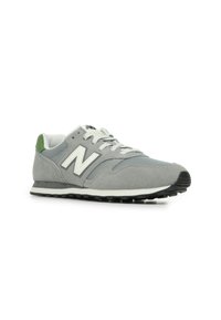 Sneaker grigia realizzata in suede e rete con logo bianco, dotata di suola in gomma nera e accentuazione verde sul tallone.