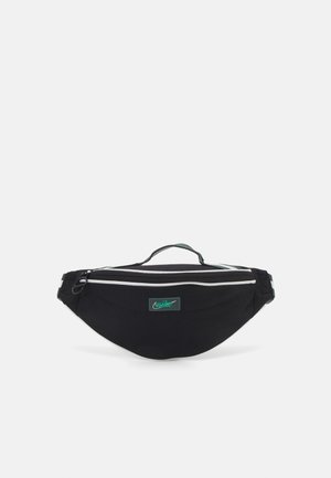 Musta vyölaukku yläkahvalla, etutasku vetoketjulla ja vihreä Nike-logo-patch yksivärisellä valkoisella taustalla.